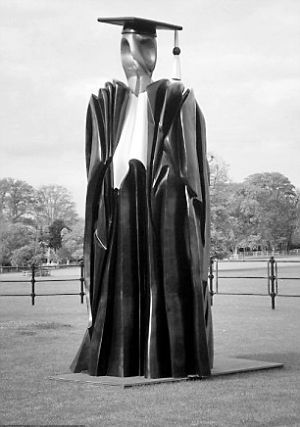 剑桥大学的新雕塑颇有“个性”。