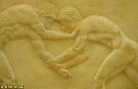 展示两名摔跤手的大理石浮雕