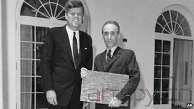 Jasper曾经拿着该雕塑的原作与肯尼迪总统合影