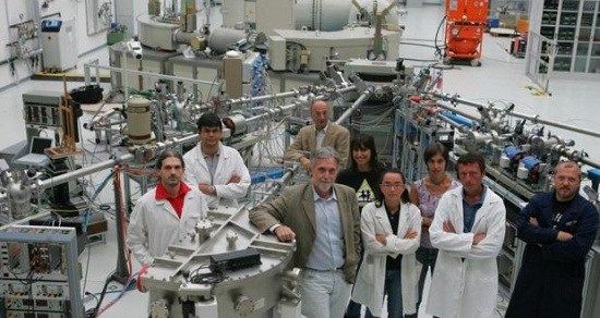 图为协助“破案”的意大利核物理学家团队。
