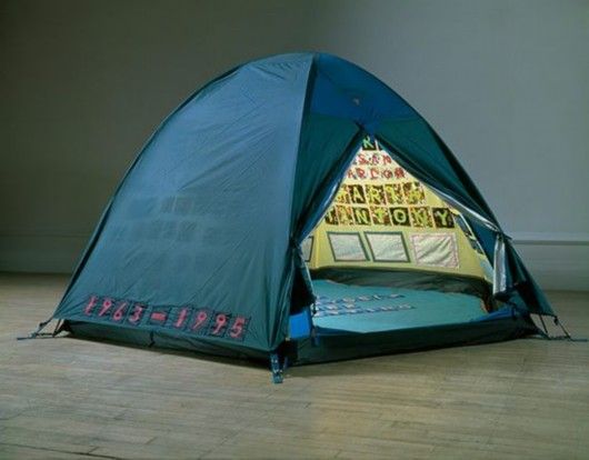 翠西・艾敏的帐篷《我睡过的每一个人，1963-1995》在2004年一场大火中毁于一旦。