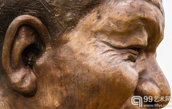 艺术家在曼德拉铜像耳朵内暗藏兔子