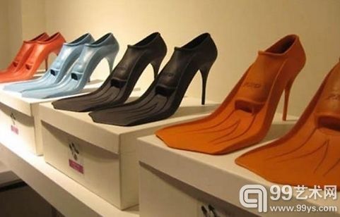 “鸭掌”高跟鞋惊世登场，挑战审美极限