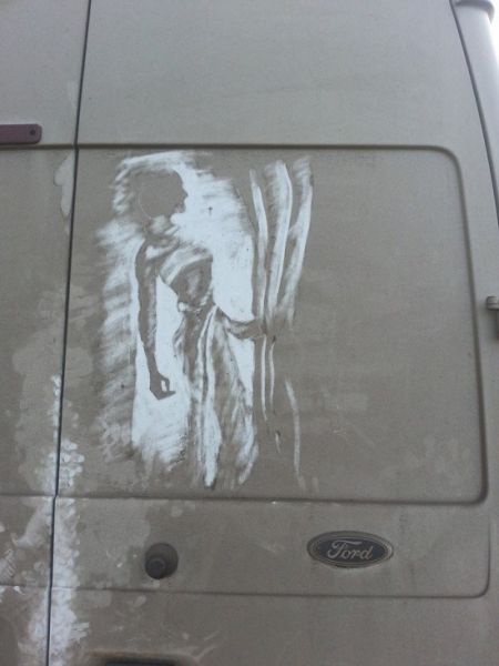 英艺术家用手指将落满灰尘汽车变艺术品