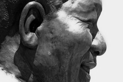 南非比勒陀利亚，联合大厦前的南非前总统曼德拉雕像耳朵里藏着一只小铜兔。图/CFP