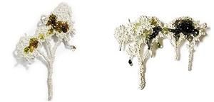 女艺术家推鸟粪飞溅造型胸针