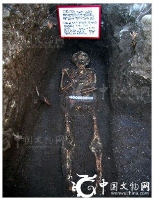 图为此次发掘出土的年轻女子遗骸，经初步推断，其年龄在15岁至17岁之间。图片</p>

<p>　　由墨西哥国家人类学与历史研究所(NationalInstituteofAnthropologyandHistory)专家发现的这处泰波兹兰镇古墓遗址具有极其重大的意义，呈现了兴建这座教堂时所处的重要殖民历史时期的片段概况。</p>

<p>&nbsp;</p>
<!-- publish_helper_end -->
                 

					<div class=