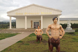 济州岛有100多家博物馆，包括上图中的希腊神话博物馆，后者拥有相应的雕像以及让人产生错觉的绘画作品