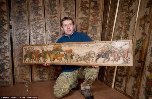 英国男子韦尔奇2011年决定制作与贝叶挂毯同等比例的木板雕刻作品，悼念当年去世的16岁儿子。