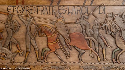 该木板雕刻原型——贝叶挂毯反映1066年黑斯廷斯之战的场景，那次战役导致诺曼底人征服英格兰。