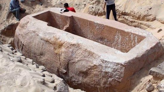 上埃及南部阿比多斯发现的索伯克侯特普一世石墓 图片</p>

<p>　　埃及文物部长穆罕默德·易卜拉欣(Mohamed Ibrahim)宣布了这一消息。他表示，叟伯克侯特普一世“很可能是埃及第二中间期第十三王朝的第一位法老。” 易卜拉欣称，美考古团队一年前发现了这处墓穴，但当时因缺乏相关证据，无法确定墓主身份。直至上周，该团队发掘出一刻有法老名字的石片，上面还雕刻着其坐在宝座上的画像，才确定墓主为叟伯克侯特普一世。</p>

<p>　　一埃及官员表示，叟伯克侯特普一世曾统治埃及4年半，为当时统治时间最长的法老。因对其生平与统治的史料信息一直很少，这次的发现或能填补这片空白，所以具有重大意义。</p>

<p>　　据报道，除该石片外，考古团队还发现了法老私人使用的黄金器具与卡诺皮斯罐(为古埃及人制作木乃伊时用来保存内脏，以供来世使用的器具——编者注)。</p>

<p> </p>
<!-- publish_helper_end -->
                 

					<div class=