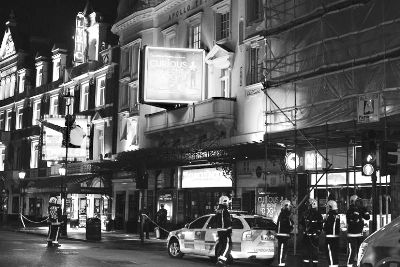 英国阿波罗剧院在演出期间发生塌顶事故。