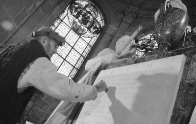 2013年11月，专家正在修复桑斯大教堂内的文物。