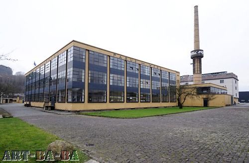 其实早在第一次世界大战前Gropius对玻璃产生很大的兴趣，玻璃带来的巨大空间感和明亮感是他喜爱的，上图便是1911年他建造的一座工厂。 