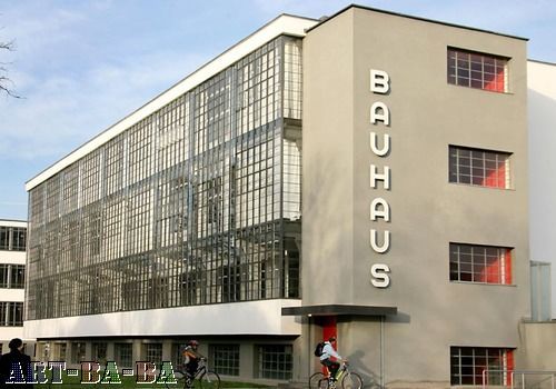 格洛皮乌斯在1926年设计这栋德绍包豪斯学校，已经成为了现代主义建筑的标志，以及无数建筑爱好者的朝圣之地。