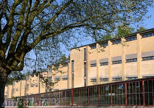 1928年格罗皮乌斯辞去包豪斯校长职务，由建筑系主任汉内斯·梅耶(HANNS MEYER)继任。上图的这个建筑就是1930年梅耶执掌Bauhaus时期在Bernau建造的，是Bauhaus晚期的典型建筑。