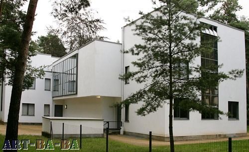 　Gropius也为很多老师在Bauhaus建造房子， Wassily Kandinsky 和 Paul Klee这两位大师一度成为了邻居。