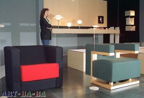 Bauhaus的极简主义美学由来已久，上图的“Red Cube”是由Peter Keler在1921年设计的。