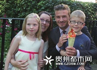 洛根（右一）拿着火炬与家人合影。