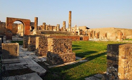 公元79年，庞贝古城因火山爆发被掩埋，直到18世纪才被发掘，为了解古罗马的社会生活提供了重要的资料。