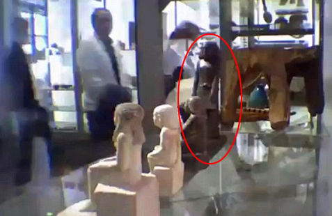 在没有人靠近的情况下，古埃及死神像以肉眼无法察觉的速度缓慢旋转(视频截图)