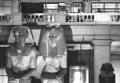 游客在埃及国家博物馆参观