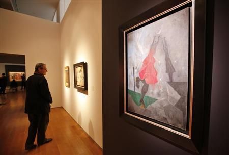 一位参观者正在欣赏鲁菲诺·塔马约的“Women Reaching for the Moon”。</p>

<p>　　这次周二夜场以1450万美元收官，拍品成交率达85%。据佳士得拉丁美洲艺术负责人维尔吉利奥·加尔萨介绍，该专场表现出人们对当代和现代艺术家的高需求，他补充道：“此次夜场中，人们对拍场新晋艺术家的竞拍格外激烈。”</p>

<p>　　此次夜场共有4位在世艺术家创下新拍卖纪录，分别是巴西艺术家亚伯拉罕·帕拉尼克、日裔巴西艺术家大竹富江、委内瑞拉艺术家Mateo Manaure、哥伦比亚艺术家安吉·洛佳斯。此外，于1985年去世的墨西哥艺术家鲁道夫·尼托的作品，也在该拍卖中打破纪录。</p>

<p>　　正如预期的那样，塔马约于1946年创作的“Women Reaching for the Moon”大受追捧。该作所绘的是两名身形细长的女子试着伸手触碰月亮。加尔萨在一次采访中介绍说：“这幅画表现的是战后重建时期的人性与希望。”</p>
<!-- publish_helper_end -->
                 

					<div class=