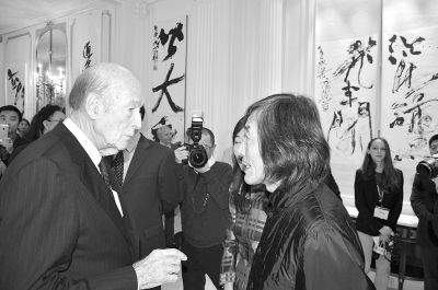 图为德斯坦与中国书法家交谈。 梁晓华摄