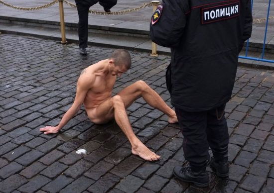 警员赶到后立即为他披上衣服，送院治疗，之后押回警局。抗议前，这名来自圣彼得堡的艺术家在Grani.ru网站发布声明，称他之所以这么做是为了让人们注意到俄罗斯正在向“极权国家”发展。声明写道：“一名裸体艺术家，
