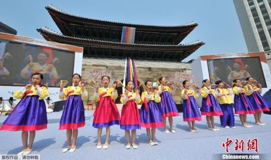 当地时间2013年5月4日，韩国首尔，崇礼门复原纪念仪式举行，韩国总统朴槿惠着韩服出席。  