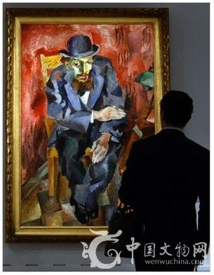 图为参观者在欣赏此次预展中所展出的由俄罗斯艺术家罗伯特·福尔克(RobertFalk)创作完成的作品《戴礼帽的人》(ManinaBowlerHat)。图片</p>

<p>　　此次在莫斯科市中心画廊所举办的为期两天的珍贵画作展览展出了毕加索和米罗等知名艺术名家的一系列经典作品，其中包括毕加索名作《女人头像》(TetedeFemme，拍前估价为2000万至3000万美元，约合人民币1.22亿至1.82亿元)和米罗画作《我爱棕色的幸福》(Bonheurd''aimermabrune)。</p>

<p>　　苏富比拍行称本次在莫斯科预展的这些作品的总价值超过了1.4亿美元(约合人民币8.5亿元)。</p>

<p>　　莫斯科现已加入世界主要城市商圈，与纽约和香港等著名贸易城市并驾齐驱，成为了世界顶级拍行苏富比和佳士得的角逐之地。鉴于该城市的金融地位优势和巨大影响力，两大拍行争相在此举行其珍贵藏品拍卖预展，以方便全球各大藏家和艺术机构鉴赏和品鉴。</p>

<p>　　本次由毕加索和米罗等世界知名艺术家创作完成的精美画作将于11月6日在纽约公开拍卖，而由俄罗斯艺术家塞米恩·法比索维奇(SemyonFaibisovich)和罗伯特·福尔克(RobertFalk)绘制的作品则将于11月25日在伦敦苏富比上拍。如此有力的强势出击必将掀起竞拍热潮。</p>

<p>　　苏富比俄罗斯艺术部负责人乔安娜·维克利(JoannaVickery)表示在此次预展和拍会过程中，该拍行将重点关注俄罗斯藏家。近年来，俄罗斯藏家的数量不断攀升，并逐渐成为了其本土艺术品的主要购买力量。</p>

<p>　　她在接受法新社采访时称：“我们大部分买家如今主要居住在俄罗斯，他们对其本土艺术充满了热忱和挚爱，但由于公务繁忙，因此总是没有时间专程前往伦敦参加各种艺术品拍会。我们此次在莫斯科举行这场俄罗斯史上最昂贵的艺术品展览就是要为广大俄罗斯藏家和艺术爱好者提供充分的便利。”值得一提到是，维克利话中所指的俄罗斯艺术品藏家范围较广，其中90%的藏家来自俄罗斯或其他前苏联国家。(中国文物网编译报道)</p>

<p>&nbsp;</p>
<!-- publish_helper_end -->
                 

					<div class=