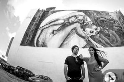 德国街头艺人墙上绘制“图画书”
