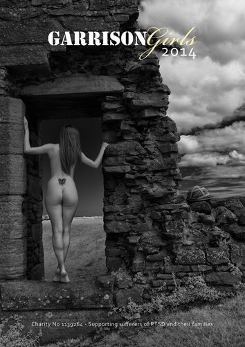 军人妻子决定脱掉外衣，并到英国各个景点取景，拍摄2014年的裸体月历