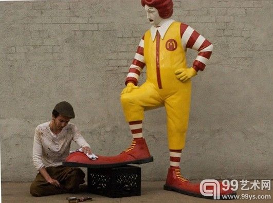 班克斯在新雕塑中抨击麦当劳