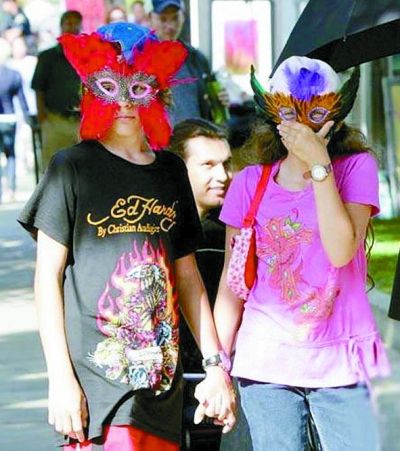 杰克逊儿女戴面具出门。