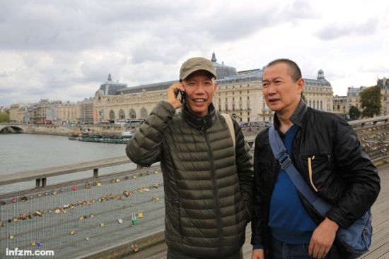 《一夜情》的背景乐由蔡国强（左）的老朋友谭盾（右）作曲。主办方一直追着谭盾对背景乐进行修改，“他们觉