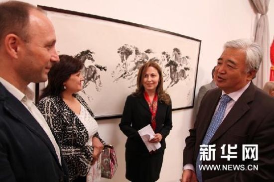 10月15日，在亚美尼亚首都埃里温布留索夫国立语言大学，中国驻亚美尼亚大使田长春（右）与来自莫斯科、第比利斯和埃里温三城市孔子学院外方院长交谈。新华网图片 魏大方 摄