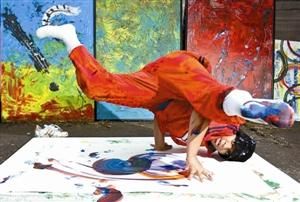 麦奎因－赫德森边跳舞边作画令人称奇。