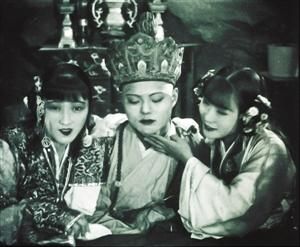 这是由挪威国家图书馆提供的中国早期无声电影《盘丝洞》剧照。