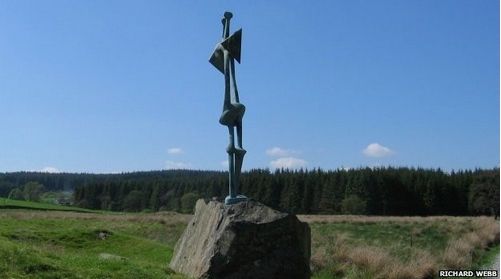 英国雕塑家亨利·摩尔的铜制雕塑“站立人像”在格兰基尔雕塑公园遭窃。