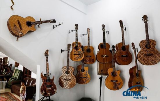 木雕大师Wayan Tuges于2008年开始设计这类吉他。 