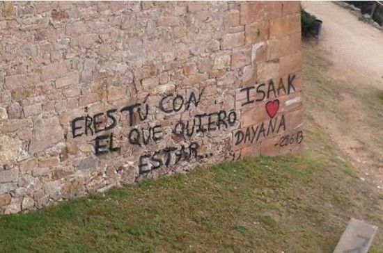 西班牙巴塞罗那6名少年日前因在古城墙上涂鸦写情话。