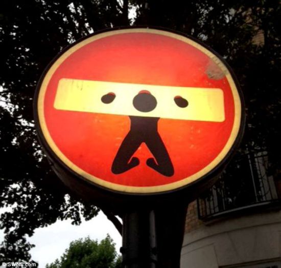 神秘涂鸦艺术家扮靓交通标志大获好评