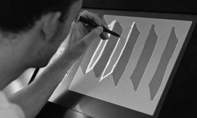 一位游客试着使用泰特现代美术馆的数字绘画屏幕。