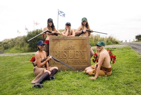 图为美女半裸持猎枪更添娇媚。