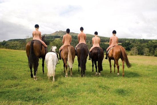 图为五位仅穿马靴戴帽女士裸体骑马。