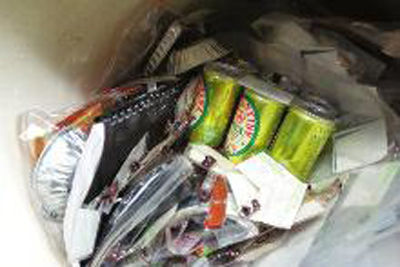 内有笔记本、啤酒等物