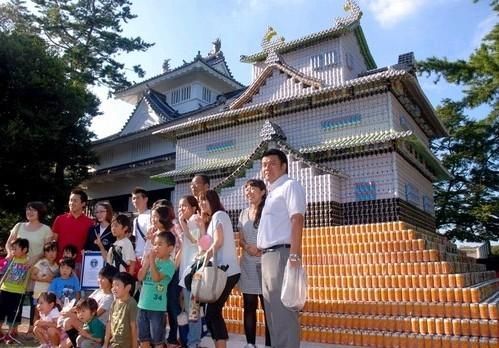 市民在世界最大艺术品前合影留念(网页截图)