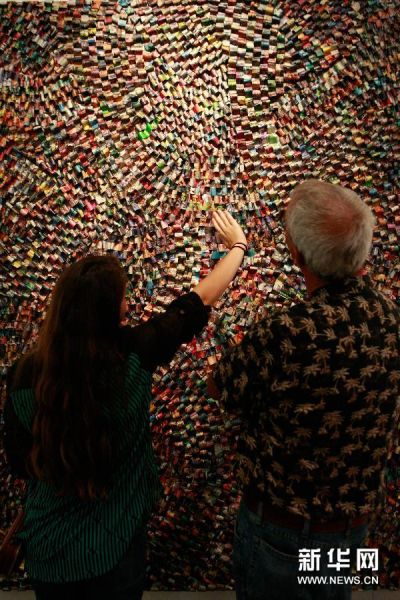 9月21日，观众在美国休斯敦艺术展上观赏艺术品。