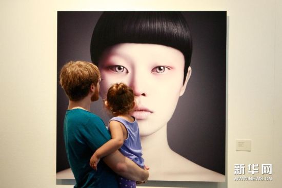 9月21日，观众在美国休斯敦艺术展上观赏艺术品。